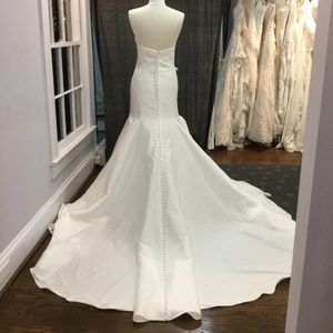 Essence of Australia bridal gown size 10 NWT D2216